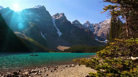 Kanu Auf Dem Moraine Lake Im Banff Nationalpark Alberta Kanada Bing