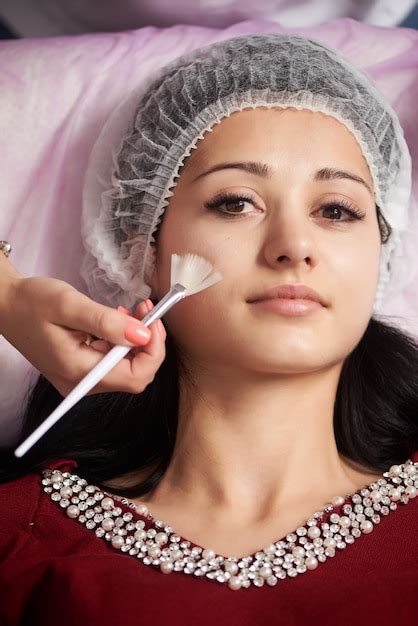 Premium Photo Brunette Girl Receiving Treatments In Beauty Salons