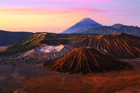 With The First Rays Of The Sun Active Volcano Bromo One Flickr