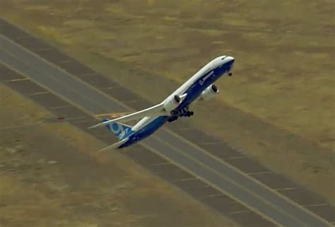 Boeing 787 9 Dreamliner Performs Incredible Stunts At Farnborough