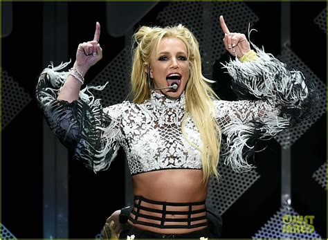 Britney Spears Calls For Paparazzi And Fans To Leave Her Alone While On Vacation In Hawaii Photo