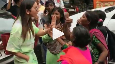 Watch Rakul Preet Singh Mobbed By Street Urchins And Heres What