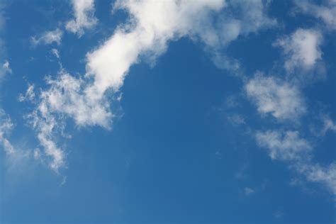 Erst dichte wolken, dann blauer himmel. Wolken Bilder » Bilddatenbank » Stockfotos