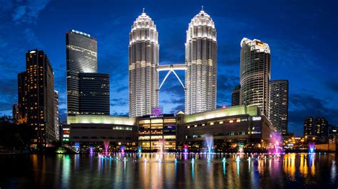 Check our malaysia study guide detailing information about top universities, entry criteria, applications, fees, careers, visa details and more. Petronas Towers Malaysia Skyline 4K Wallpapers | HD ...