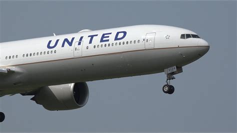 United Airlines Boeing 777 300er N59034 Landing And Takeoff Nrtrjaa
