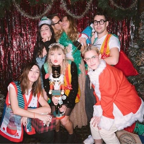 Masyarakat yang saat itu belum mengenal agama seperti saat ini. Intip Keseruan Pesta Ulang Tahun Ke-30 Taylor Swift, Mulai ...
