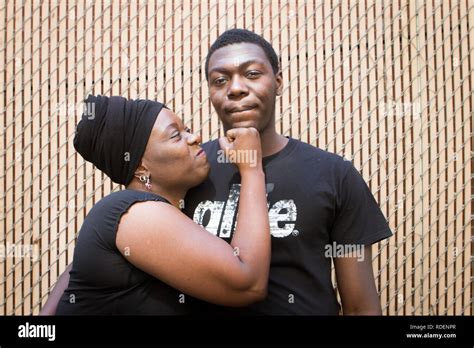 Mère Noire Et Fils Ayant Une Conversation Banque De Photographies Et D