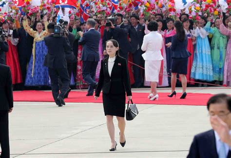 Kim yo jong, sister of north korean leader kim jong un, arrives for the welcoming ceremony at the presidential palace in hanoi, vietnam having risen to prominence in north korea's elite as the supreme leader's sister and secured a position on the politburo, she is viewed as a figure. Salud de Kim Jong-un es un misterio, la figura de Kim Yo ...