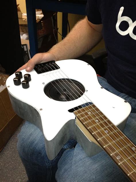 Unlimited Guitar With Built In Amp Comes With Smartphone Based Digital