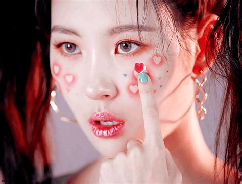 Colorful Sexy Solo Female Singer Insisting On Being Herself Is So Beautiful Inews