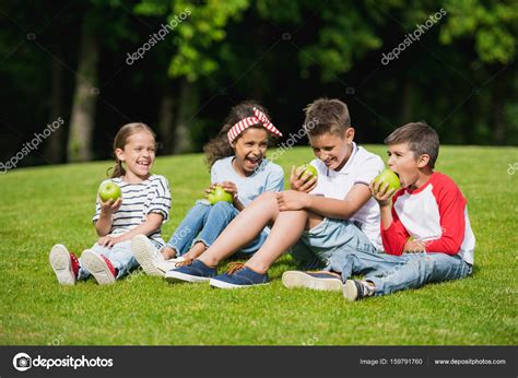 Niños Comiendo Manzanas En El Parque — Foto De Stock © Alebloshka