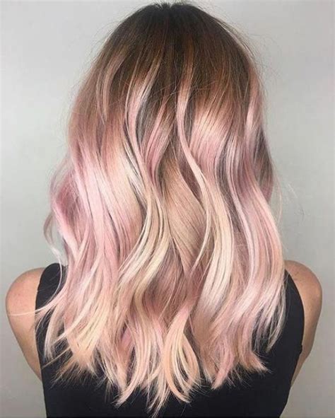 si buscas un estilo para teñir tu cabello color oro rosado te presentamos el balayage una técn