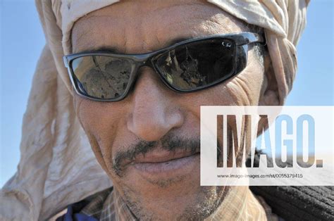 Berber Mit Traditionellem Litham Und Sonnenbrille Portraet Marokko