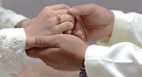 Mahar atau mas kahwin ialah pemberian berupa wang tunai atau benda bernilai yang wajib diberikan oleh suami kepada isteri dengan sebab akad perkahwinan. EncikShino.com