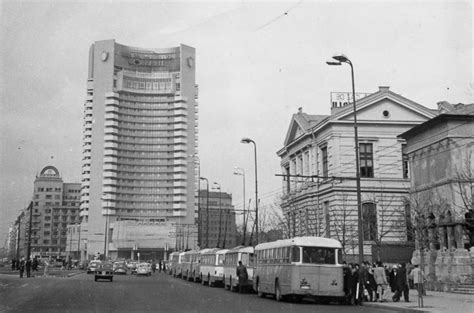 Coadă la butelii, ziare și portocale. Înainte şi după '89