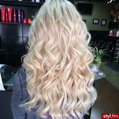 fryzury blond włosy fryzury długie na co dzień kręcone rozpuszczone blond ombre 2581462
