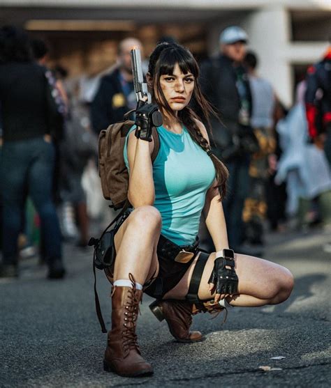 Lara Croft Tomb Raider Cosplay At Nycc 2019 Kostüm Arm