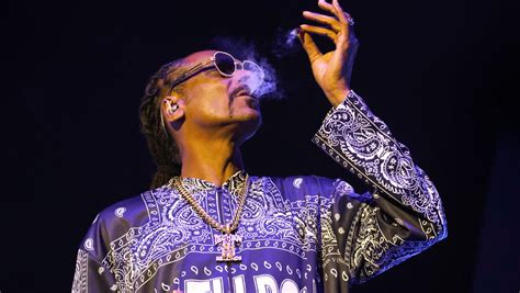 Snoop Dogg Claims Hes Quitting Smoking Asks For Privacy