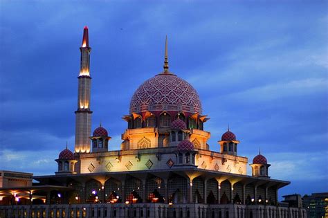 Dari beberapa daftar gambar masjid di atas, bisa disimpulkan bahwa masjid adalah bangunan yang sangat spesial. KEMBARA ALAM AADK: 5 Masjid Tercantik di Malaysia