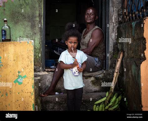 Padre Con Hija Que Vive En El Barrio De Quibdo Colombia Fotografía De
