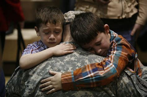 Touching Pics Of Soldiers Returning Home To Their Families 23 Pics
