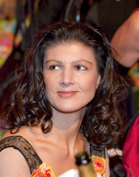 She is a member of the bundestag, author, and a member of the national committee of the left party. Sahra Wagenknecht: Aufstieg der Njet-Maschine - DER SPIEGEL