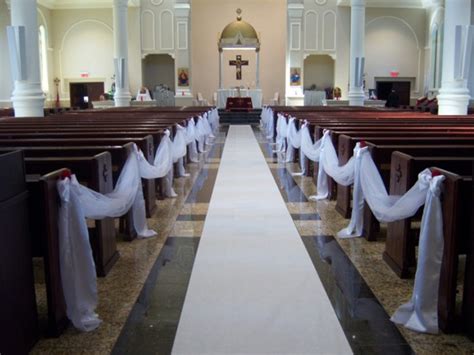 These are some pew decorations for weddings that will please even the fussiest couple. 25 Attractive Pew Decorations For Weddings - SloDive