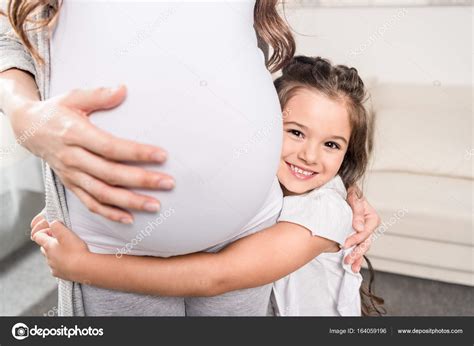 Chica Abrazando Embarazada Madre — Foto De Stock © Allaserebrina 164059196