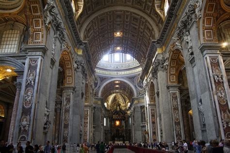Il Grandioso Interno Della Basilica Di San Pietro In Vaticano A Roma
