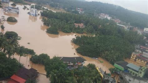 Floods submerge parts of maharashtra, karnataka, kerala and andhra pradesh. Over 90 dead as flood situation worsens in southern ...