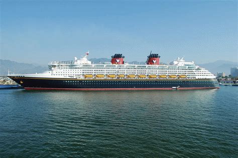 Minecrafter Builds Extremely Detailed Replica Of Disney Cruise Ship
