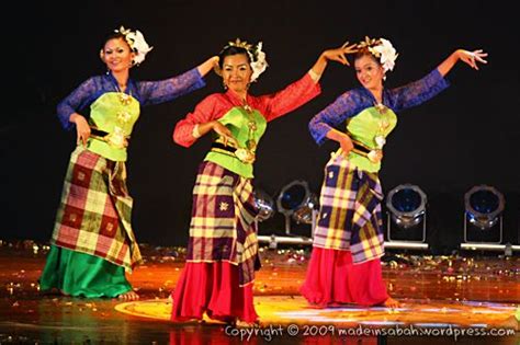 Malaysia has two traditional orchestras: Malaysian Folk Dance | Cultural dance, Traditional dance ...