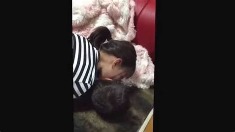 姉ちゃんにキスで襲われる3歳児 Youtube