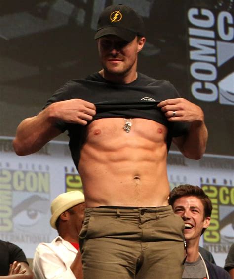 Stephen Amell Flashes His Abs At Comic Con Pictures Popsugar Celebrity