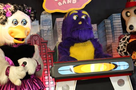 Music News Chuck E Cheese Breaks Up The Animatronic Band The Current