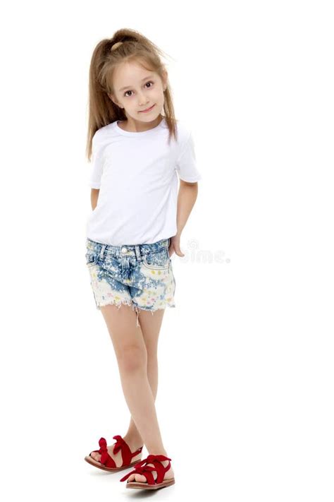 Niña En Una Camiseta Blanca Pura Para Hacer Publicidad Y Los Pantalones