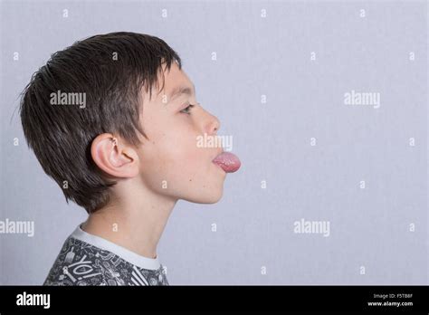 Junge Mit Seiner Zunge Heraus Fotos Und Bildmaterial In Hoher Auflösung Alamy