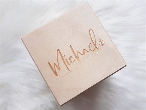 Geschenkbox Würfel mit Gravur und Deckel zum Schließen mit Namen