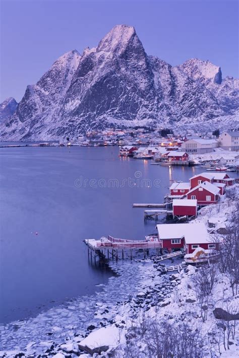 Reine En Las Islas De Lofoten En Noruega Septentrional En Invierno Foto