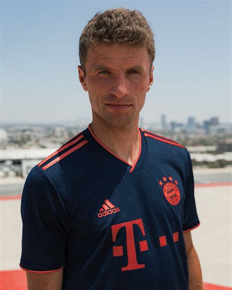 Jun 15, 2021 · uniforme titular 21/22 (home kit) a nova camisa do corinthians para a temporada é predominantemente branca e traz detalhes de rachaduras pretas ao longo de quase todo o manto. Terceira camisa do Bayern de Munique 2019-2020 Adidas | MDF