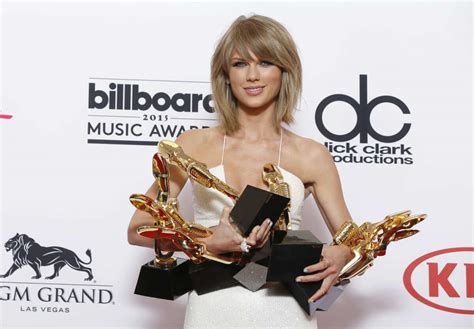 taylor swift makes history at billboard music awards