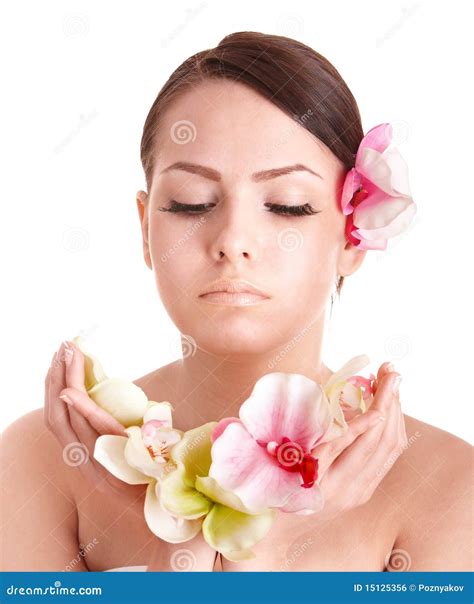 belle fille avec la fleur dans la station thermale photo stock image du tête beau 15125356
