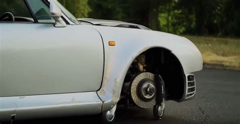 Crashed Porsche 959 Rides On Three Wheels Will Be Auctioned Off