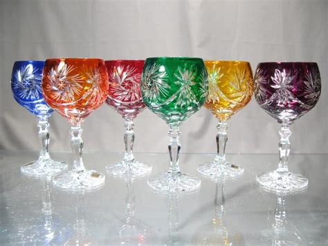 Ranskalainen ravintola paikassa le palais. verre a pied cristal couleur