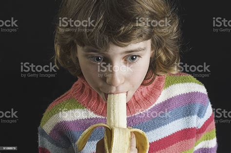 Chica Comiendo Banana Foto De Stock Y Más Banco De Imágenes De Abierto