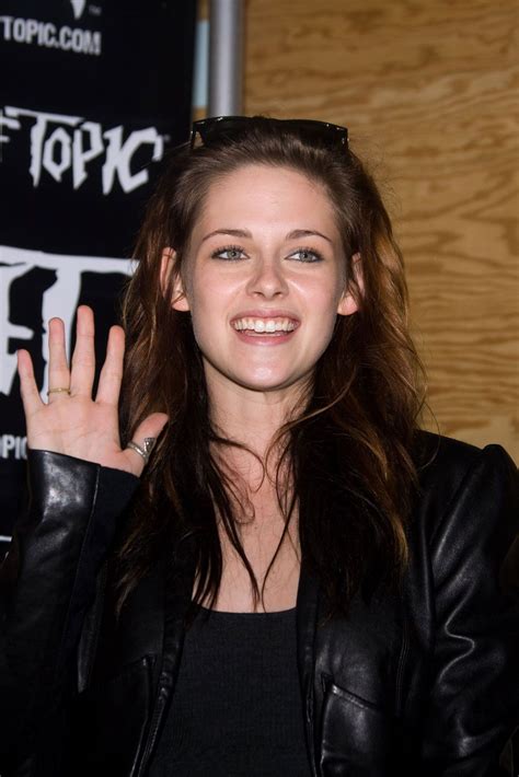 Kristen Stewart Smiling Pictures Funny Twilight Pics