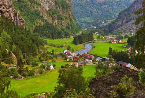 Pero también en noruega se encuentran algunos de los paisajes más fascinantes del mundo. Un pueblo paraíso de montaña en Noruega (Flam) - Viajes ...