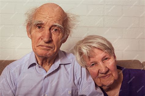 Sehr Alte Oma Und Opa Kuscheln Auf Der Couch Liebe Im Alter Frau Legt Ihren Kopf Auf Die