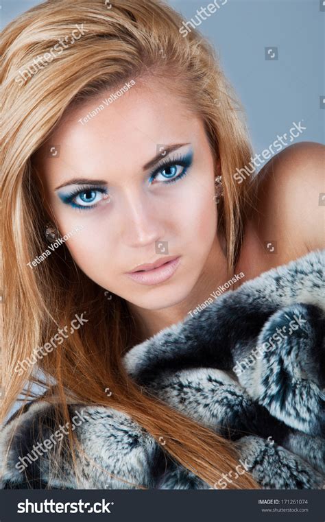 Photo De Stock Sexy Blonde Girl Fur Coat 171261074 Shutterstock