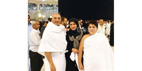 شاهد غادة عادل تؤدي العمرة مع زوجها وابنها